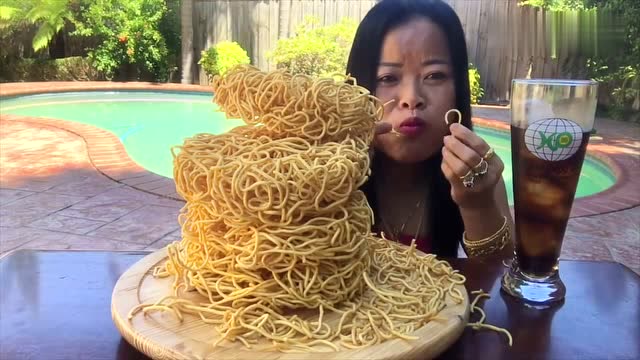 泰国大姐太逗了,吃油炸方便面都不老实,夸张的吃相,看的好有趣