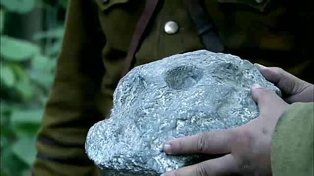 日本鬼子拿八路的假地雷自喜,没想到走过去的鬼子全炸成灰