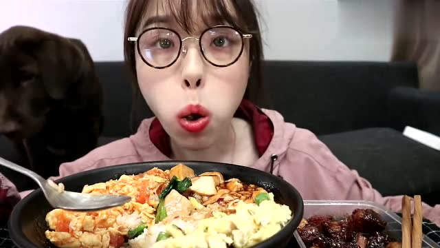 看阿尤吃饭就是过瘾,为啥都吃不胖呢,真羡慕狂吃不胖啊