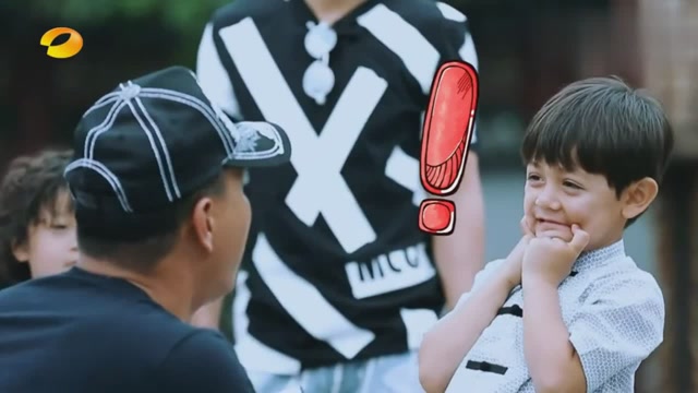 萌娃诺一看着不停搞怪的胡军忍不住笑了,胡军"容易吗,你大爷"