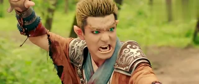 女子被黑妖袭击,没想到危难关头降妖师及时出现解救,真是精彩