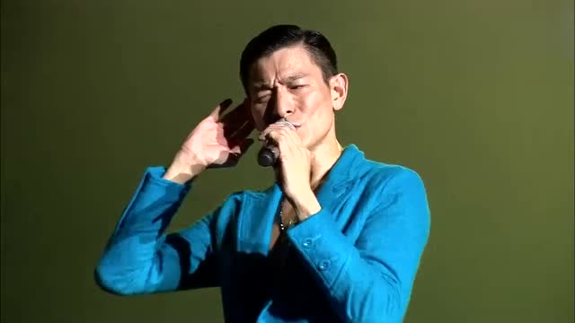 刘德华翻唱歌曲《掌声响起来》,现场十万观众起立互动,难得一见