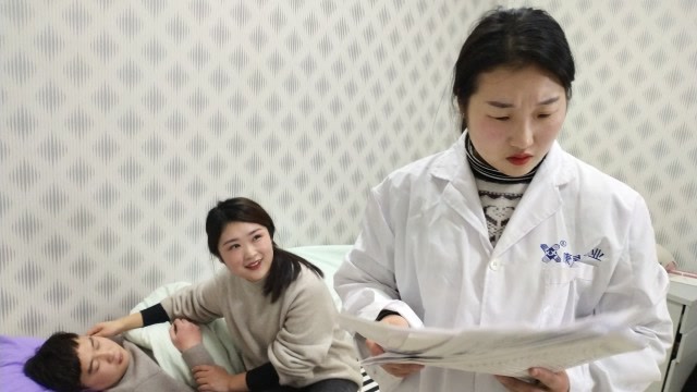 丈夫连发病危通知,妻子却依然礼貌微笑,女医生从中发现骇人线索