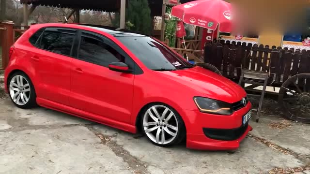 红色改装大众polo