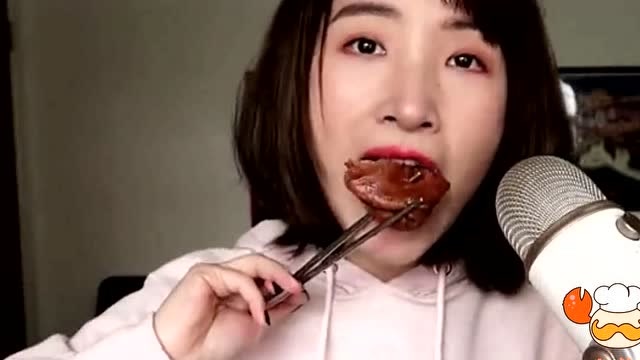 中国美女大胃王吃播:妹子大口吃酱猪蹄和鸡爪,咀嚼声很诱人!