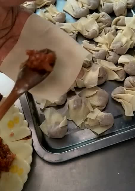 单手一握一个馄饨就包好了,关键步骤都告诉你,几秒包一个速度快