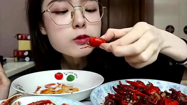 上海吃播:阿尤吃麻辣小龙虾,看着她吃,自己都忍不住想点一份!