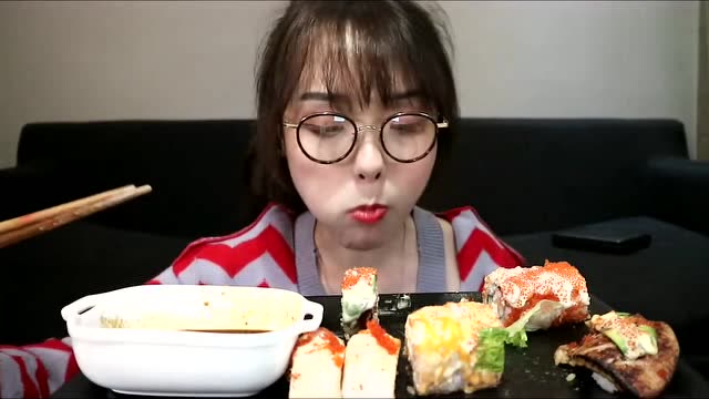 这寿司吃的太过瘾了,阿尤美女吃什么都香,看她吃饭也是一种享受