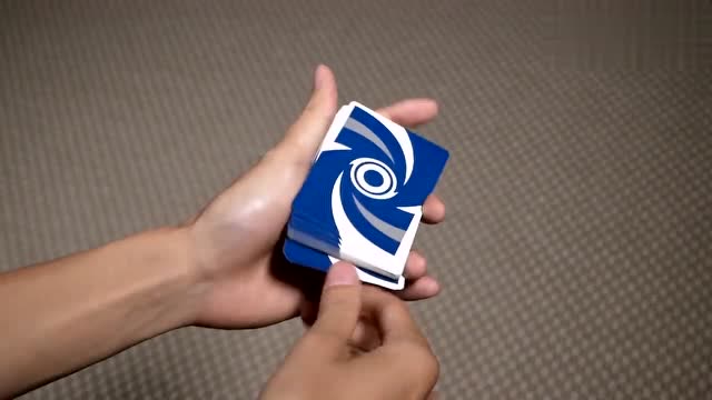 扑克牌怎样单手开扇?魔术手法开扇基本功教学