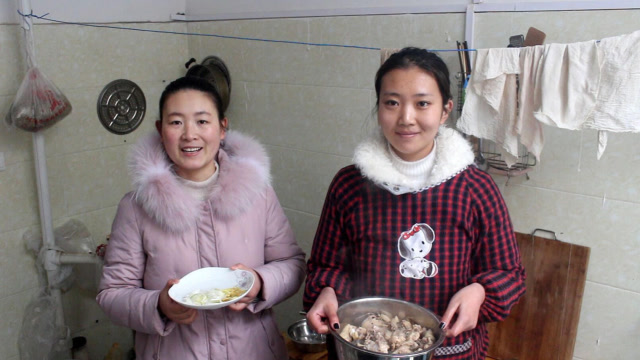 农村姐妹给爸妈做可乐鸡肉,鲜香美味,老两口直夸好吃