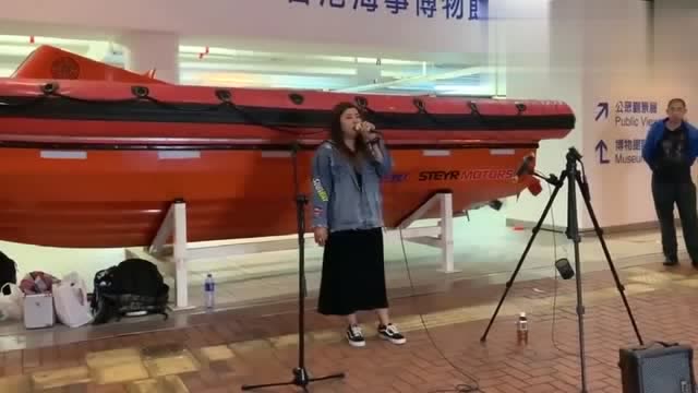 流浪歌手路边演唱《至少还有你》,嗓音纯净,唱得太好听!