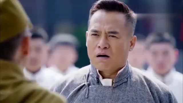 原来冈村大佐当年被中国人收养的,见到杨馆主之后,像见爹一样!