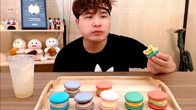 韩国大胃王胖哥吃马卡龙,吃的美滋滋的