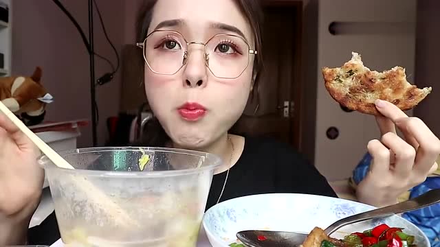 吃播阿尤:老上海葱油饼搭配上汤娃娃菜,回锅肉,糖醋鲳鱼