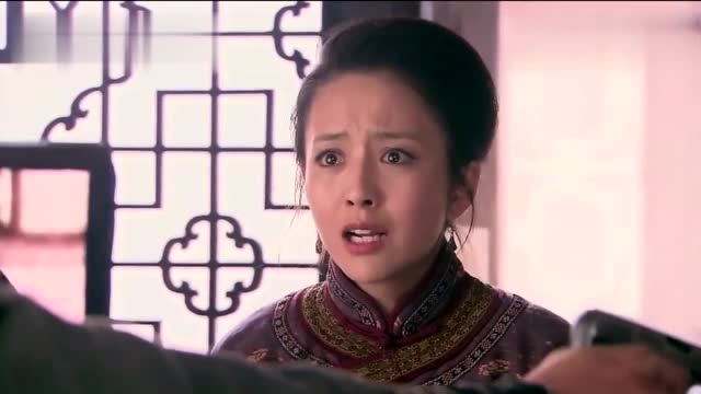 刀客家族的女人余化龙拿枪指女孩不料葛大妮冲进来大喊她是蛇娃