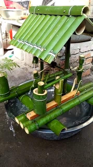 师父用竹子做成的小水车,感觉还挺有意思的,太可爱了