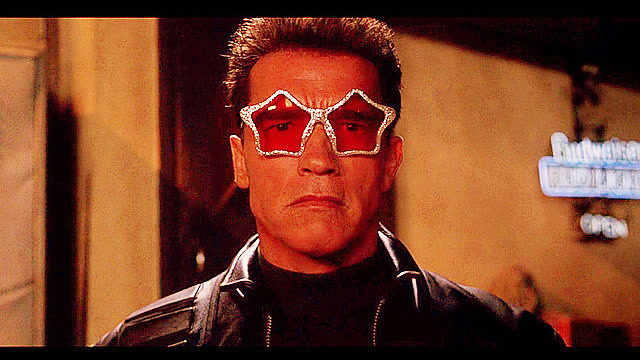 还以为终结者t850只会打架呢,原来品味也与众不同,戴的墨镜真可爱