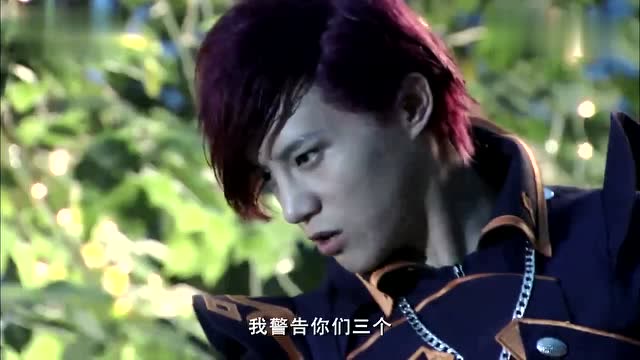 小魔仙:奥玛王子的手受伤了,小蓝见状非常的心疼