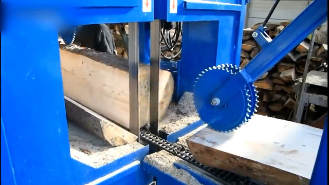 超高效木材切割机器工作过程,看着真爽!