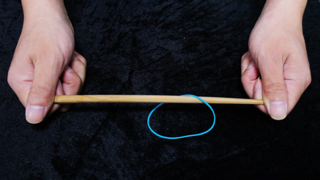 皮筋没有任何缺口,为什么还能穿透筷子?教学后真简单
