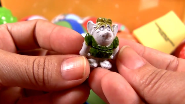 打开粉色条纹彩蛋,开出冰雪奇缘的地精娃娃,真是可爱极了!