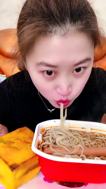 小姐姐吃米线,吃起来非常爽口,是幸福的味道!