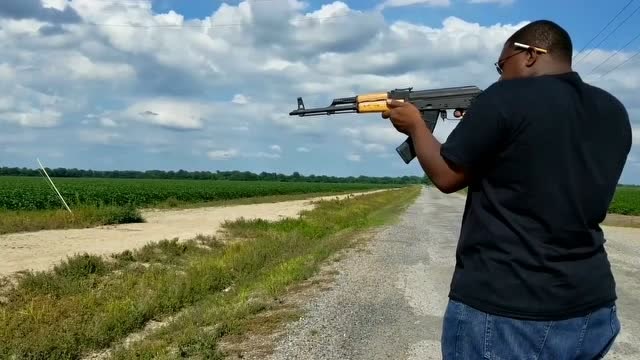 单手也能用ak,黑人大叔:压枪啥的,不存在的!