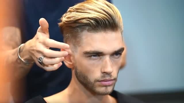 高颜值金发模特由中分到三七后抓背头大转变,是谁的眼神锁定你?