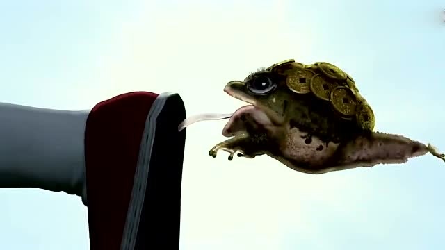 金蟾被一脚踢开,竟阴差阳错亲到了蚕妖,恢复成了人形太开心!