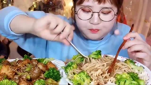 吃播大胃王,肉姐吃自制的"黑暗料理",味道不错哦