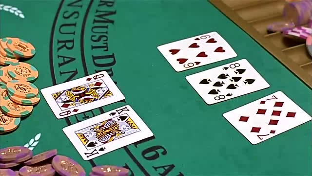 赌场一哥怂恿阿仁梭哈,他发牌时阿仁慌了