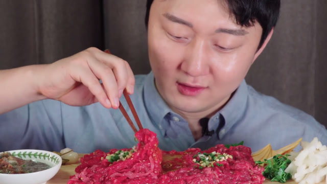小哥生吞生肉,吃了一口差点哭了,自己选的哭着也要吃光!