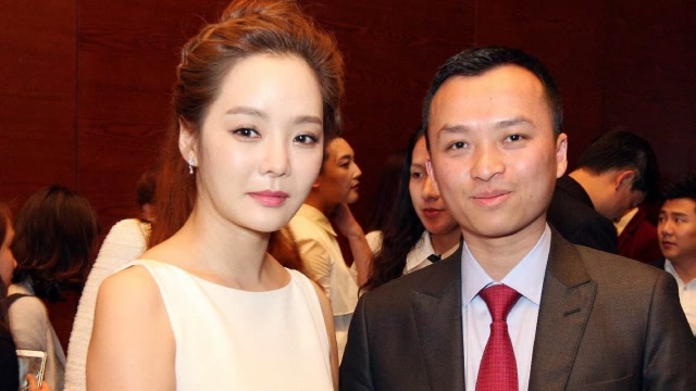 中国媳妇蔡琳被曝婚变?清空微博佩戴尾戒,丈夫发文更是意味深长