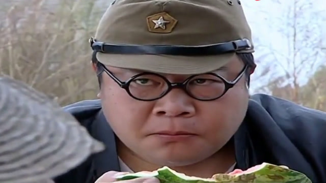 小兵张嘎:汉奸吃西瓜不给钱,不料看见老板的时候当场就叫爷爷了