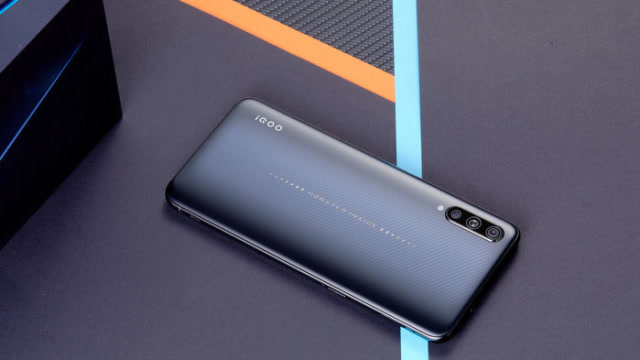 iqoo入手"半个月"的体验效果!几乎和苹果持平,网友:非常棒!