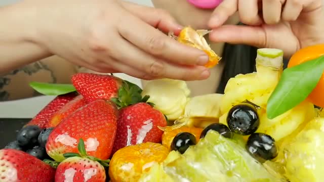 吃播:美女大胃王吃各种冰糖水果,有菠萝草莓和蓝莓