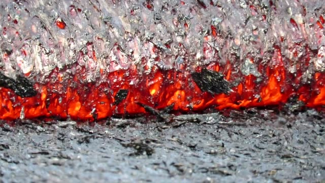 近距离观看岩浆流着出来,这温度还真高