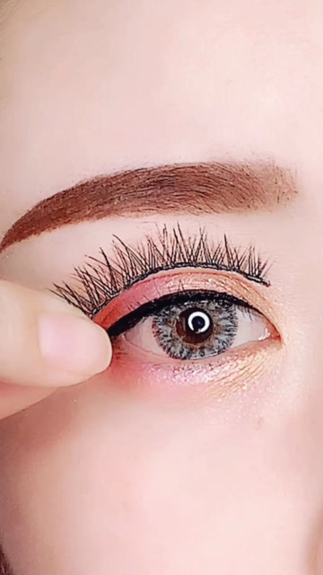 跟我学戴假睫毛