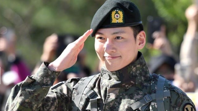 池昌旭正式退伍 穿迷彩军装敬礼谢意帅气有型