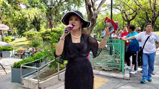 街头歌手小红演唱一首《公虾米》歌声动听