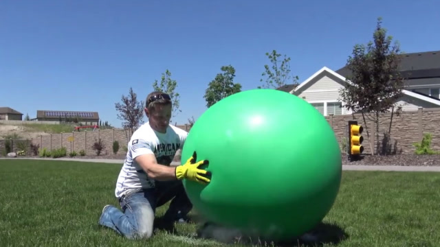 老外花式将液氮灌入气球,瞬间膨胀的比人还高,网友:不好惹
