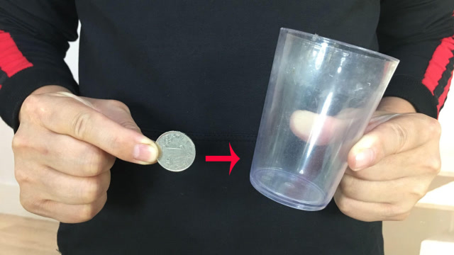魔术揭秘:硬币隔空穿进杯子,特简单,走到哪里都能表演