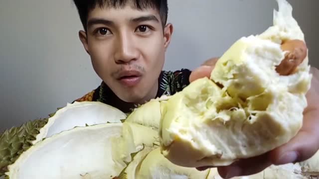 泰国帅小伙吃榴莲,好饱满的果肉,一口咬下去香脆柔软真美味