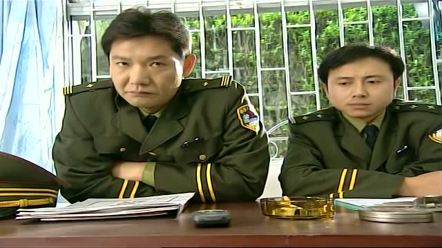 插翅难逃-警察控制住了阿寿,给了他一个眼神,自己体会吧