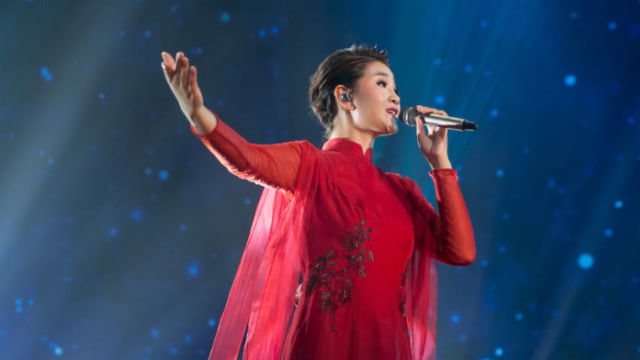 致敬经典,降央卓玛柔情献唱《女人花》,一开嗓就展现非凡唱功
