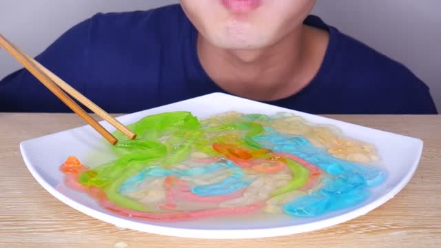 滑溜溜的果冻面条,吃进嘴里口感超级赞,追着果冻咬的感觉更赞