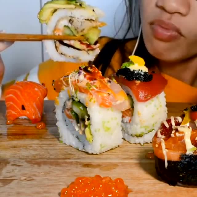 微胖小姐姐吃播寿司,大口大口吃,胃口真是好啊