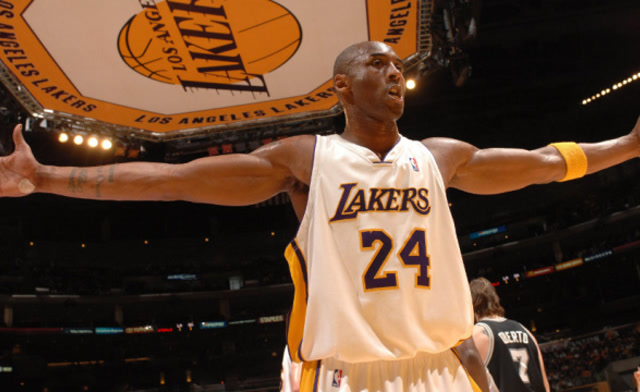 01年季后赛,科比客场场均35.8分,真正的客场消音器!