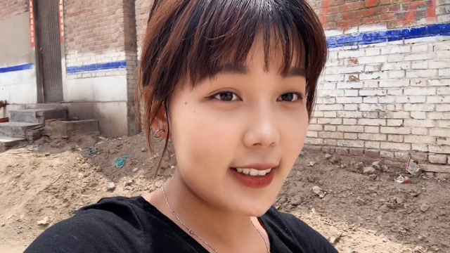 林小妹在镇上买火锅,加瓶矿泉水就能吃热腾腾的火锅?神奇!