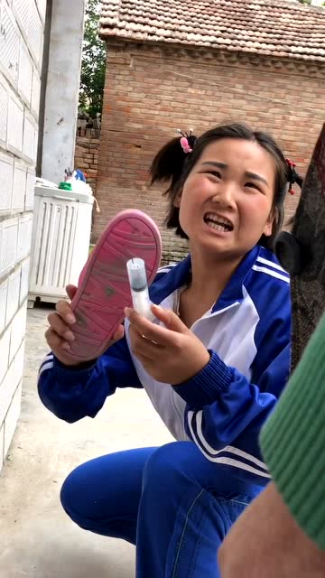 傻妞肚子疼妈妈让她去打针结果却是饿的需要去买好吃的